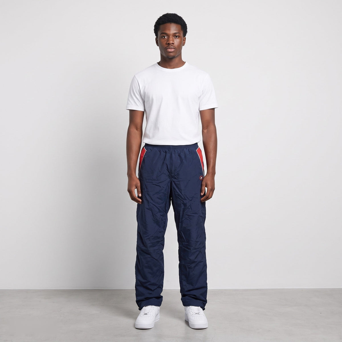 KI-Ansicht: Vintage Nike Trackpants (XL) getragen (KI-Visualisierung, Zustand siehe echte Fotos)