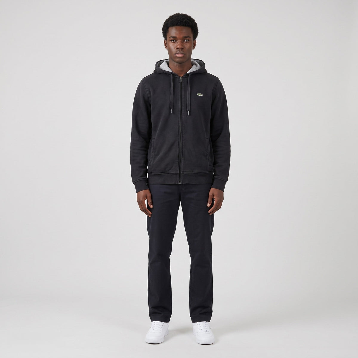 KI-Ansicht: Vintage Lacoste Hoodie (M) getragen (KI-Visualisierung, Zustand siehe echte Fotos)