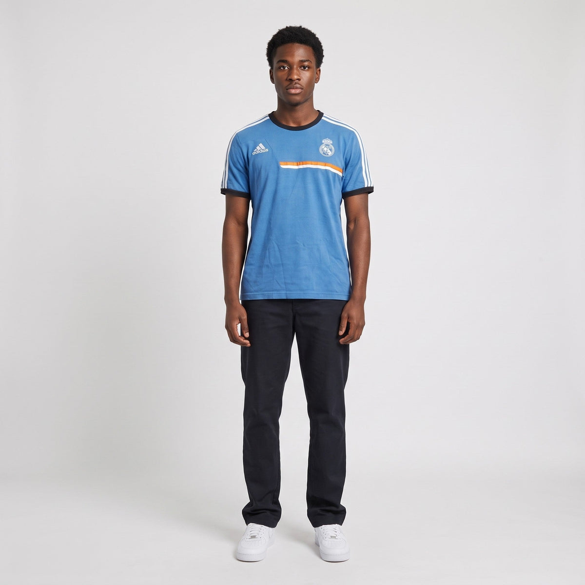 KI-Ansicht: Vintage Adidas T-Shirt (S) getragen (KI-Visualisierung, Zustand siehe echte Fotos)