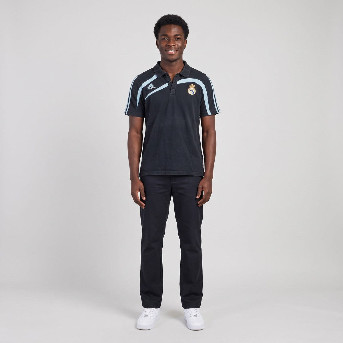 KI-Ansicht: Vintage Adidas Poloshirt (M) getragen (KI-Visualisierung, Zustand siehe echte Fotos)