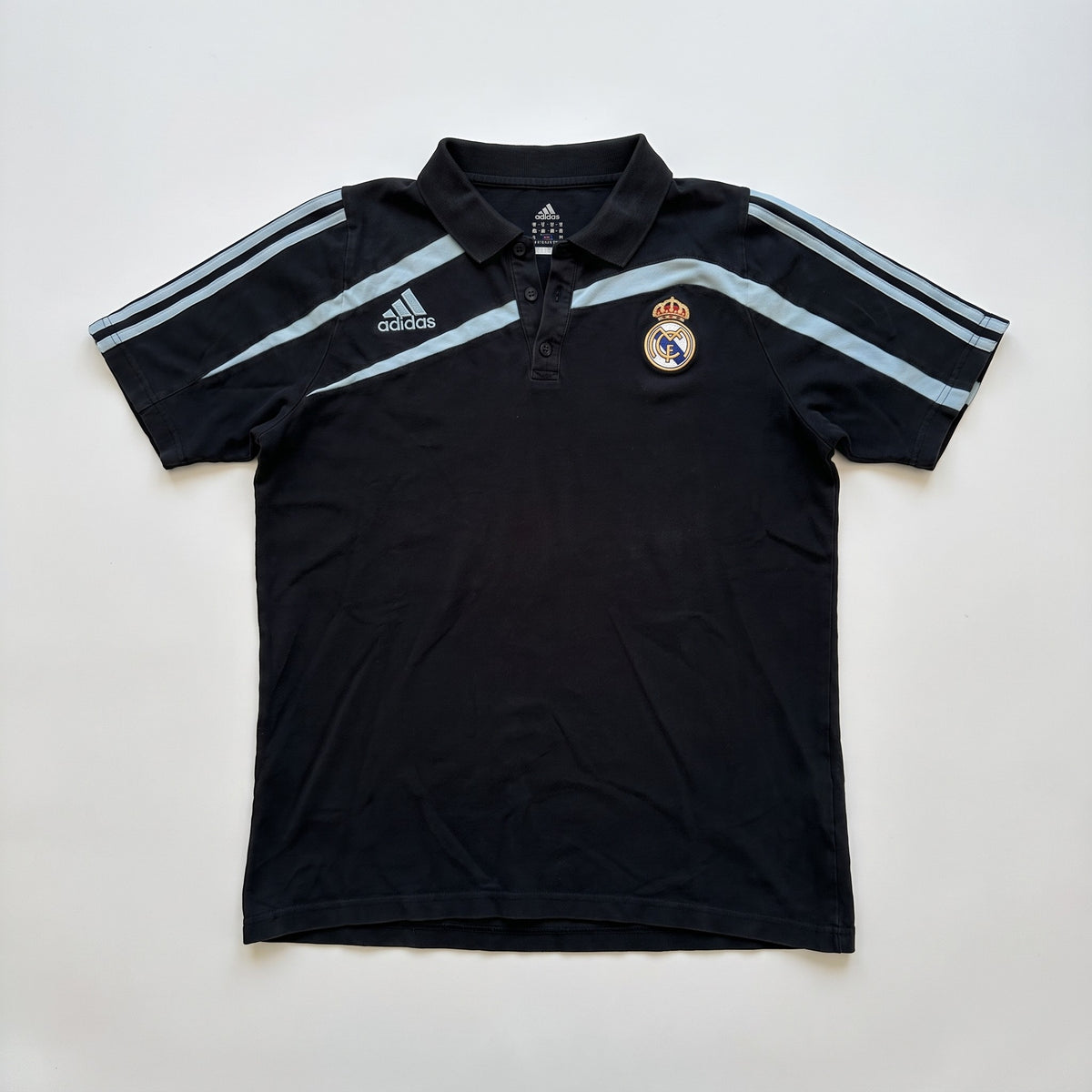 KI-Cover: Vintage Adidas Poloshirt (M), aus unseren Fotos geglättet (Zustand siehe echte Fotos)