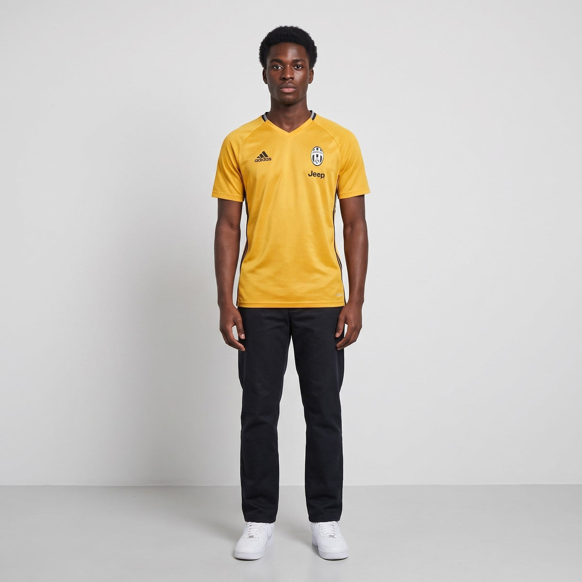 KI-Ansicht: Vintage Adidas Trikot (M) getragen (KI-Visualisierung, Zustand siehe echte Fotos)