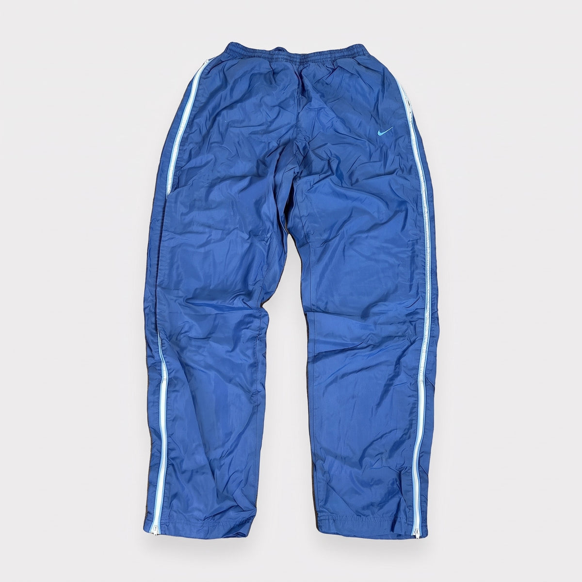KI-Cover: Vintage Nike Trackpants (M), aus unseren Fotos geglättet (Zustand siehe echte Fotos)