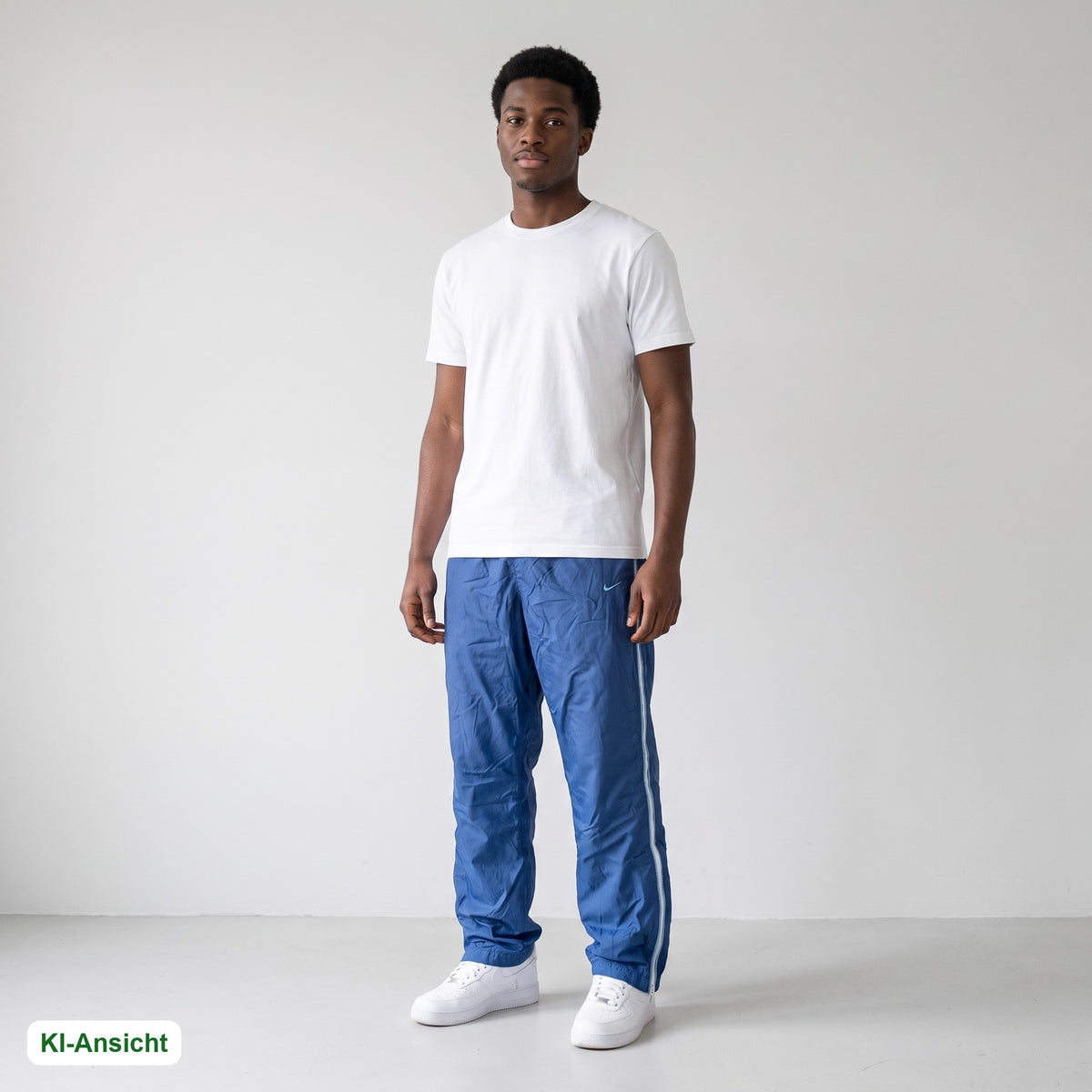 KI-Ansicht: Vintage Nike Trackpants (M) getragen (KI-Visualisierung, Zustand siehe echte Fotos)