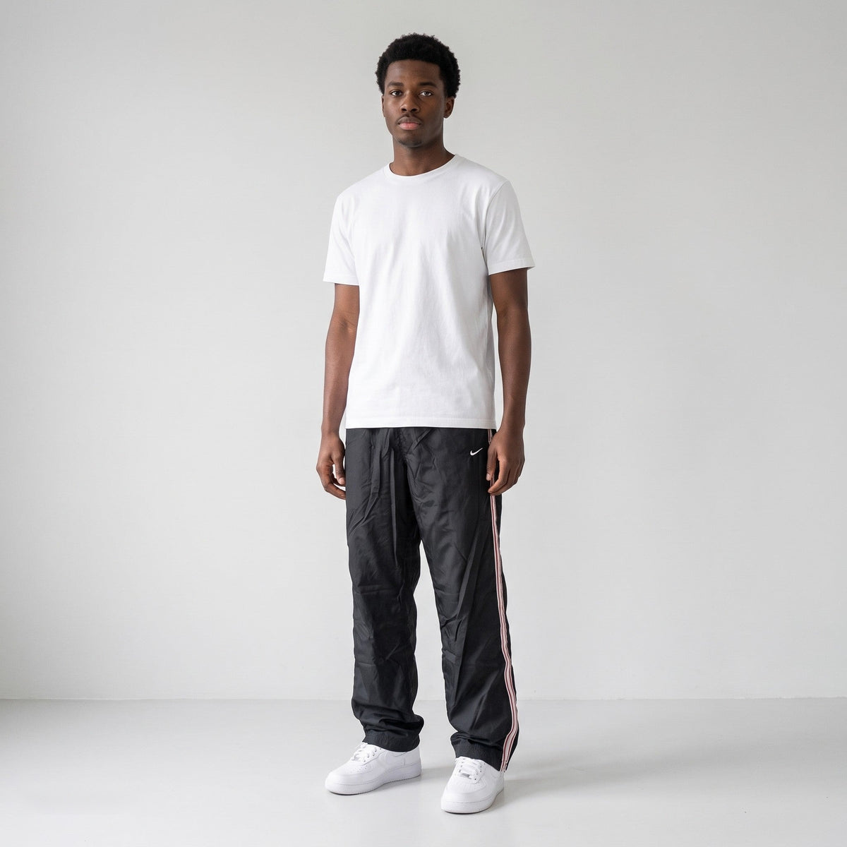 KI-Ansicht: Vintage Nike Trackpants (XL) getragen (KI-Visualisierung, Zustand siehe echte Fotos)