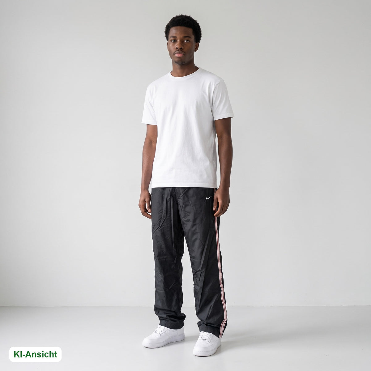 KI-Ansicht: Vintage Nike Trackpants (XL) getragen (KI-Visualisierung, Zustand siehe echte Fotos)