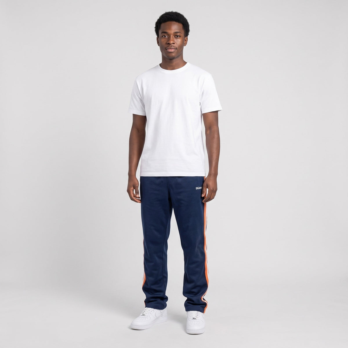 KI-Ansicht: Vintage Stussy Trackpants (M) getragen (KI-Visualisierung, Zustand siehe echte Fotos)
