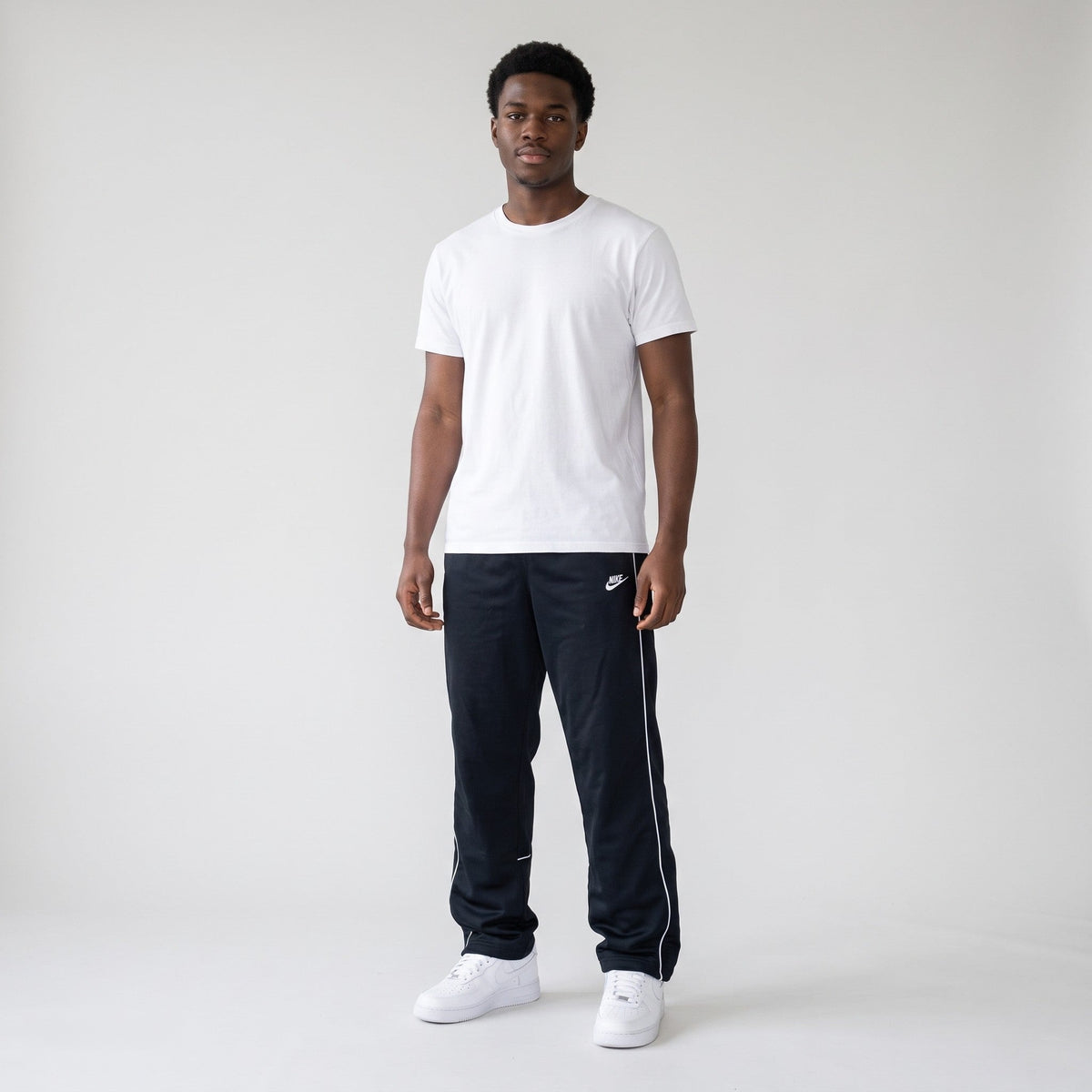 KI-Ansicht: Vintage Nike Trackpants (XL) getragen (KI-Visualisierung, Zustand siehe echte Fotos)