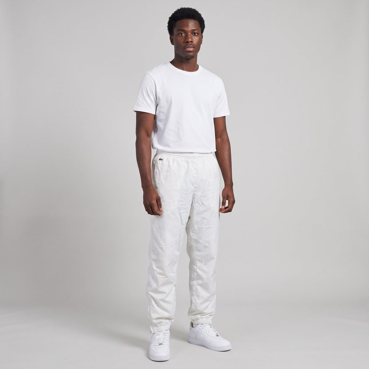 KI-Ansicht: Vintage Lacoste Trackpants (S) getragen (KI-Visualisierung, Zustand siehe echte Fotos)