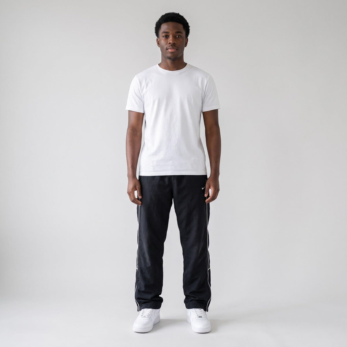 KI-Ansicht: Vintage Nike Trackpants (S) getragen (KI-Visualisierung, Zustand siehe echte Fotos)