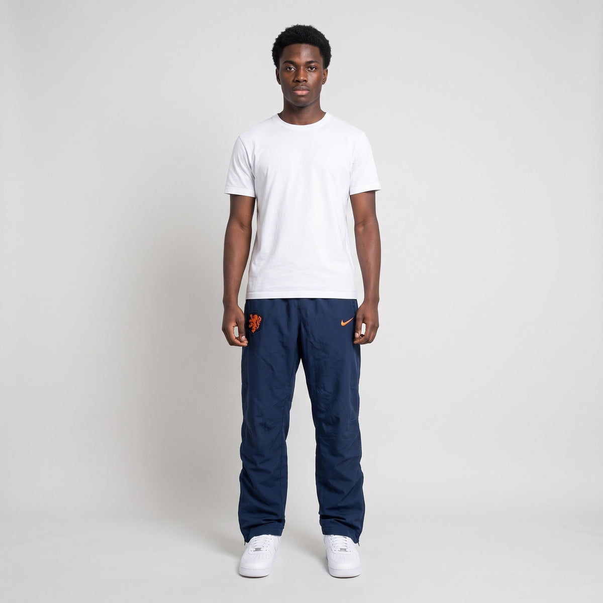 KI-Ansicht: Vintage Nike Trackpants (L) getragen (KI-Visualisierung, Zustand siehe echte Fotos)