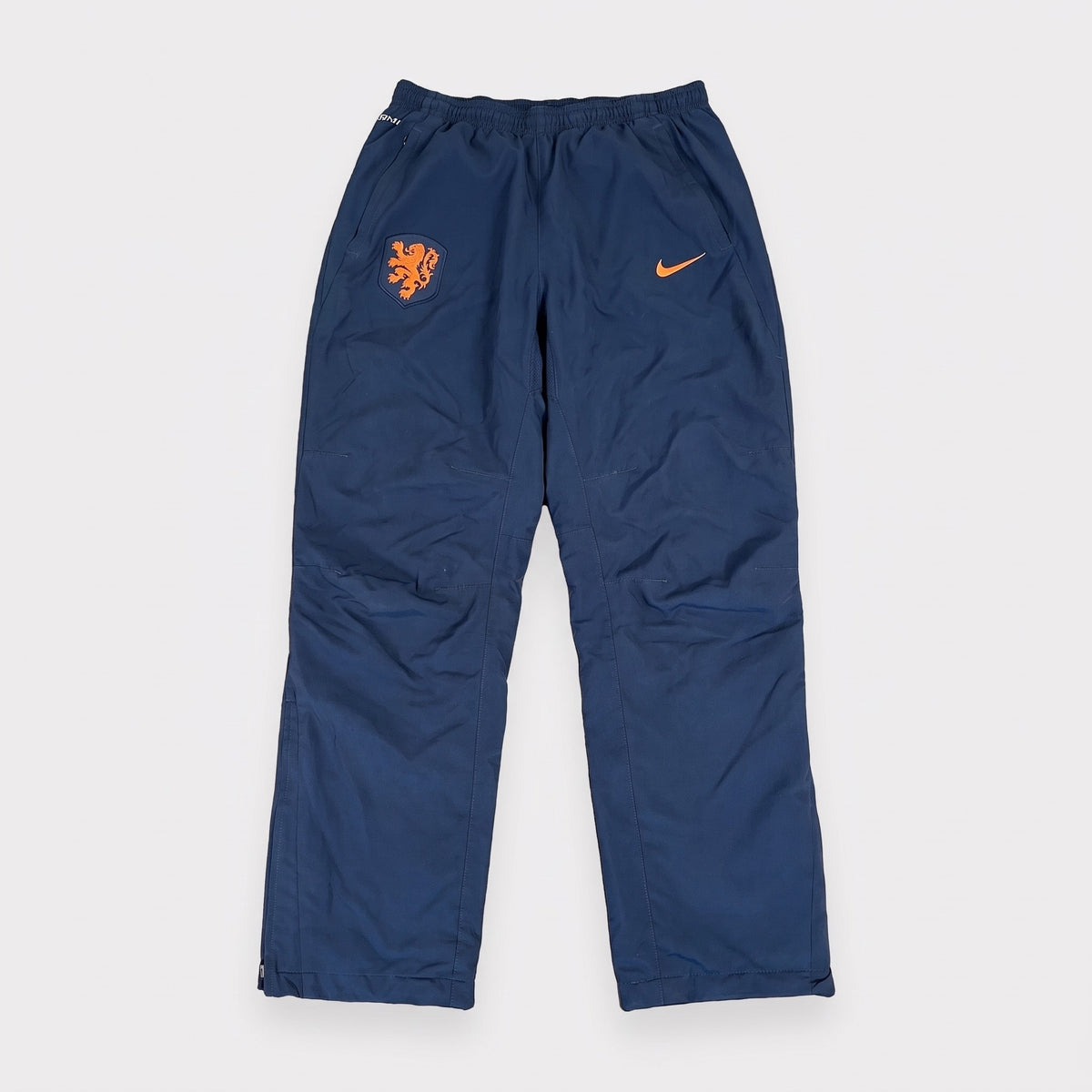 KI-Cover: Vintage Nike Trackpants (L), aus unseren Fotos geglättet (Zustand siehe echte Fotos)