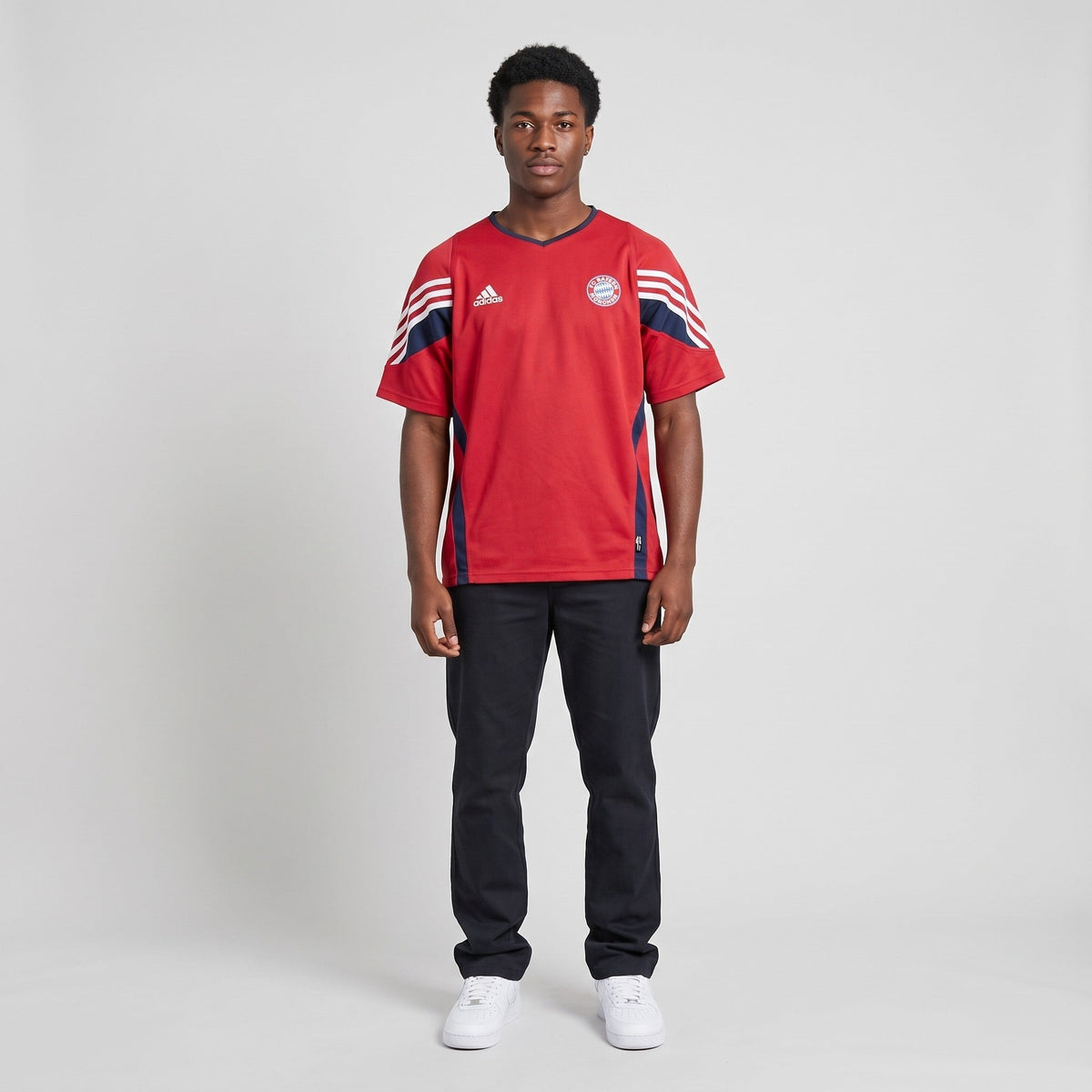 KI-Ansicht: Vintage Adidas Trikot (L) getragen (KI-Visualisierung, Zustand siehe echte Fotos)