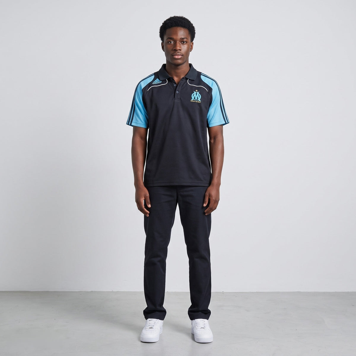 KI-Ansicht: Vintage Adidas Poloshirt (M) getragen (KI-Visualisierung, Zustand siehe echte Fotos)