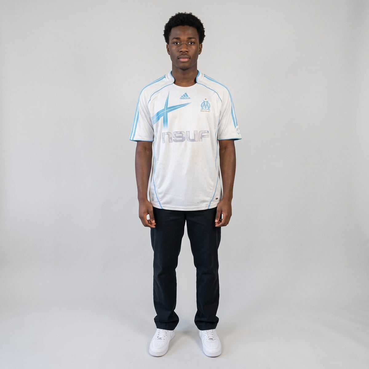 KI-Ansicht: Vintage Adidas Trikot (XL) getragen (KI-Visualisierung, Zustand siehe echte Fotos)