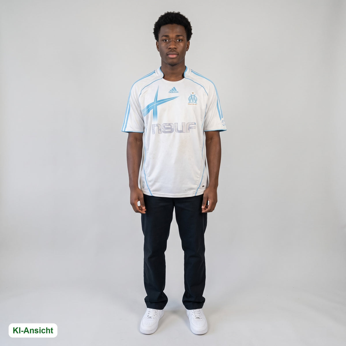 KI-Ansicht: Vintage Adidas Trikot (XL) getragen (KI-Visualisierung, Zustand siehe echte Fotos)