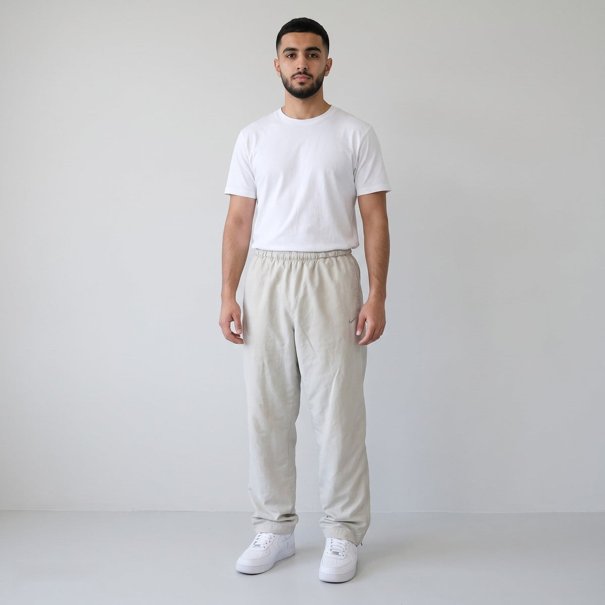 KI-Ansicht: Vintage Nike Trackpants (M) getragen (KI-Visualisierung, Zustand siehe echte Fotos)