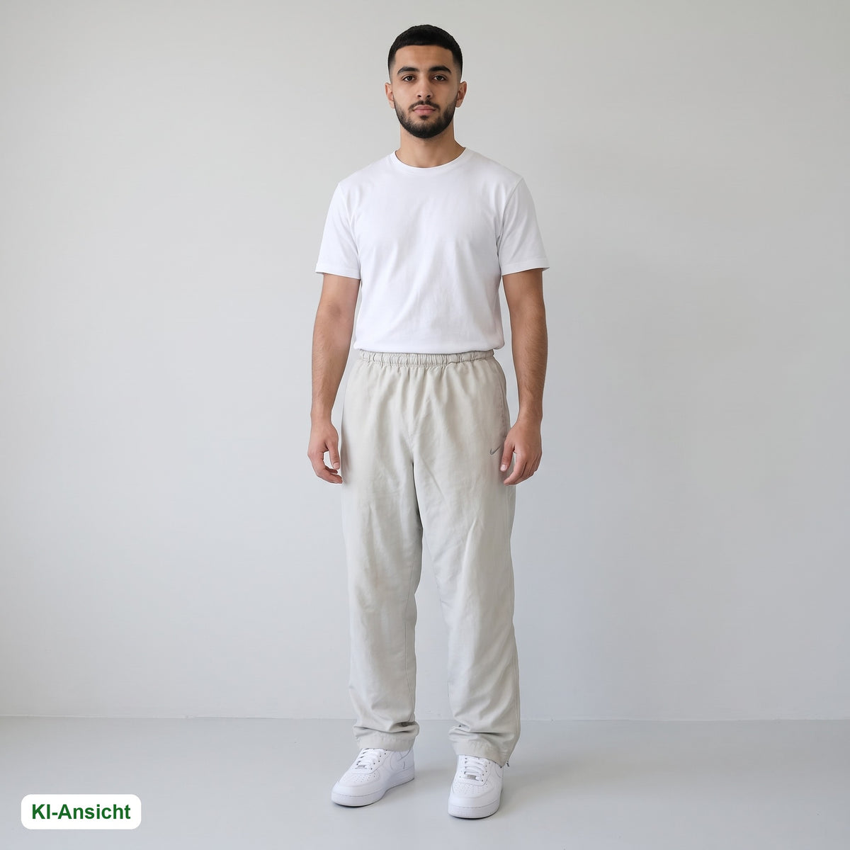 KI-Ansicht: Vintage Nike Trackpants (M) getragen (KI-Visualisierung, Zustand siehe echte Fotos)