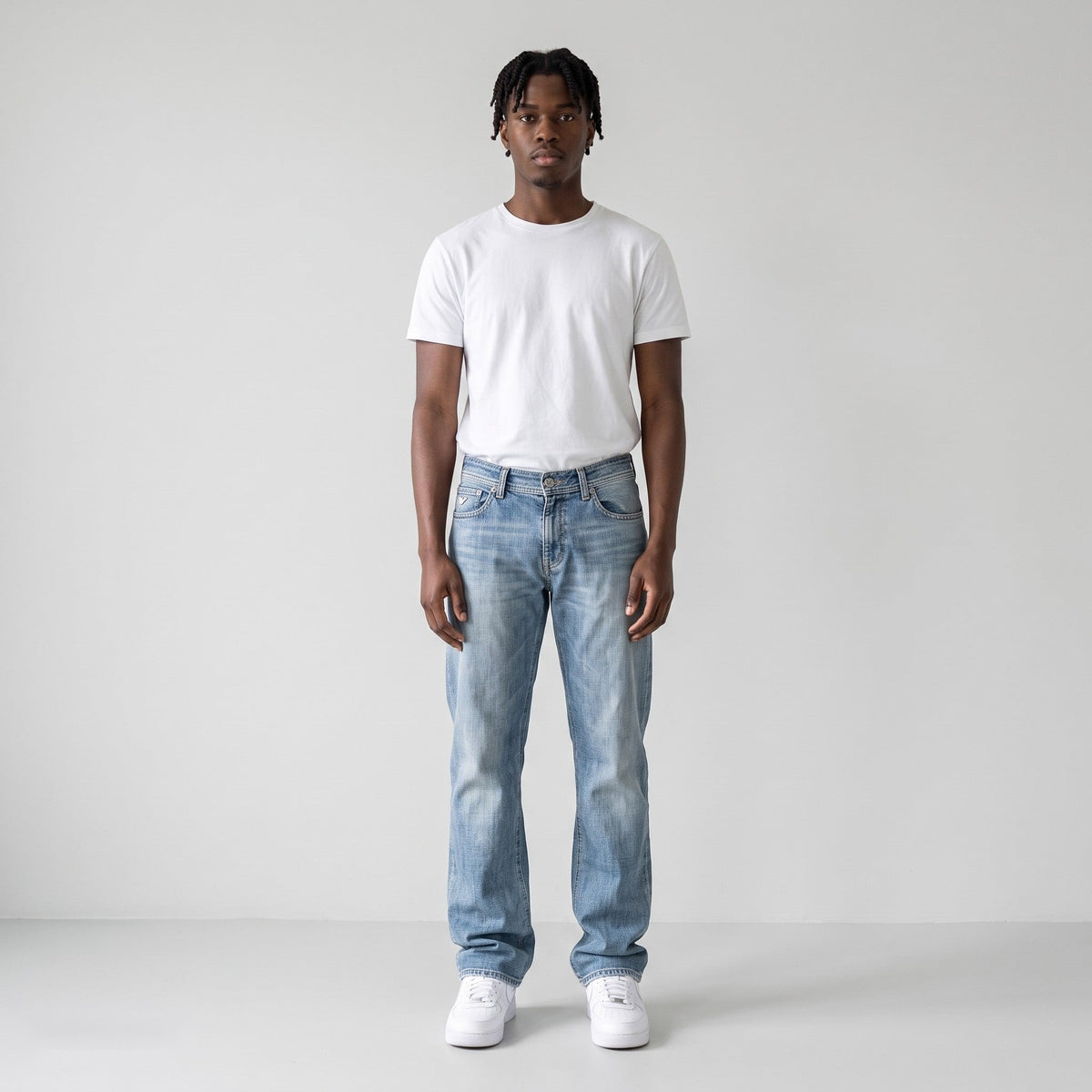 KI-Ansicht: Vintage Armani Jeans (W29 L35) getragen (KI-Visualisierung, Zustand siehe echte Fotos)