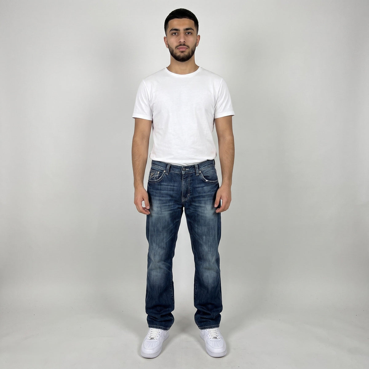 KI-Ansicht: Vintage Armani Jeans (W37 L34) getragen (KI-Visualisierung, Zustand siehe echte Fotos)