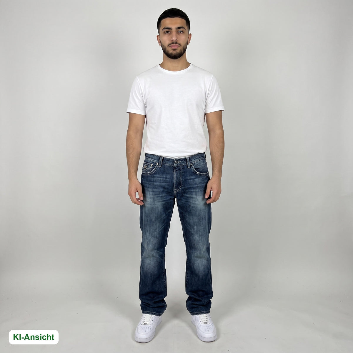 KI-Ansicht: Vintage Armani Jeans (W37 L34) getragen (KI-Visualisierung, Zustand siehe echte Fotos)