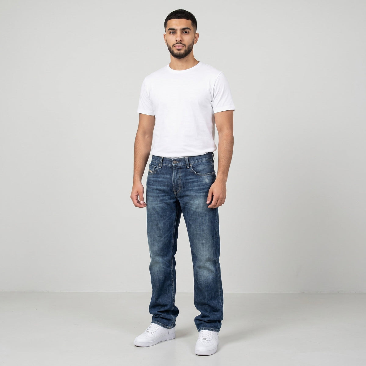 KI-Ansicht: Vintage Diesel Jeans (W33 L37) getragen (KI-Visualisierung, Zustand siehe echte Fotos)