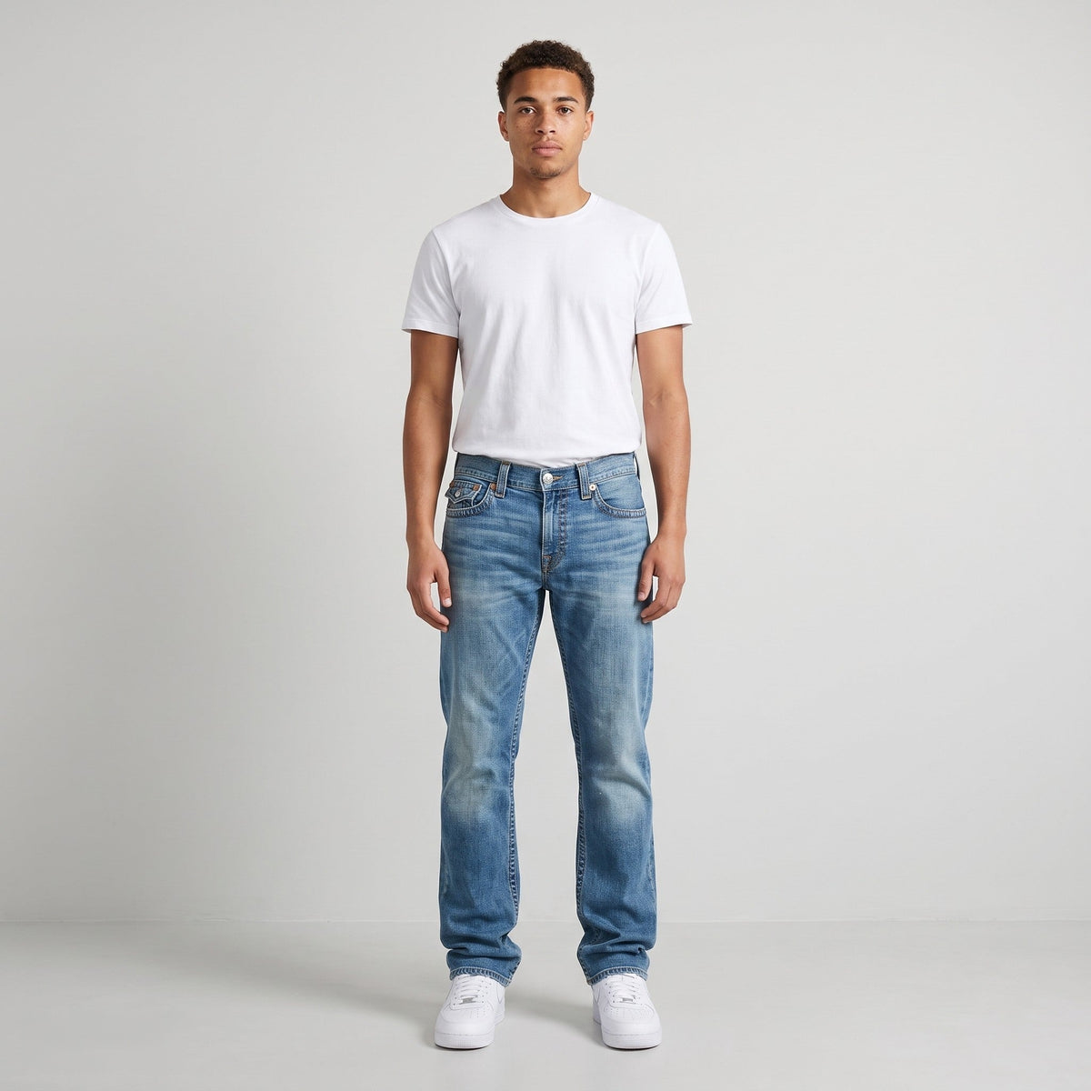 KI-Ansicht: Vintage True Religion Jeans (W33 L33) getragen (KI-Visualisierung, Zustand siehe echte Fotos)