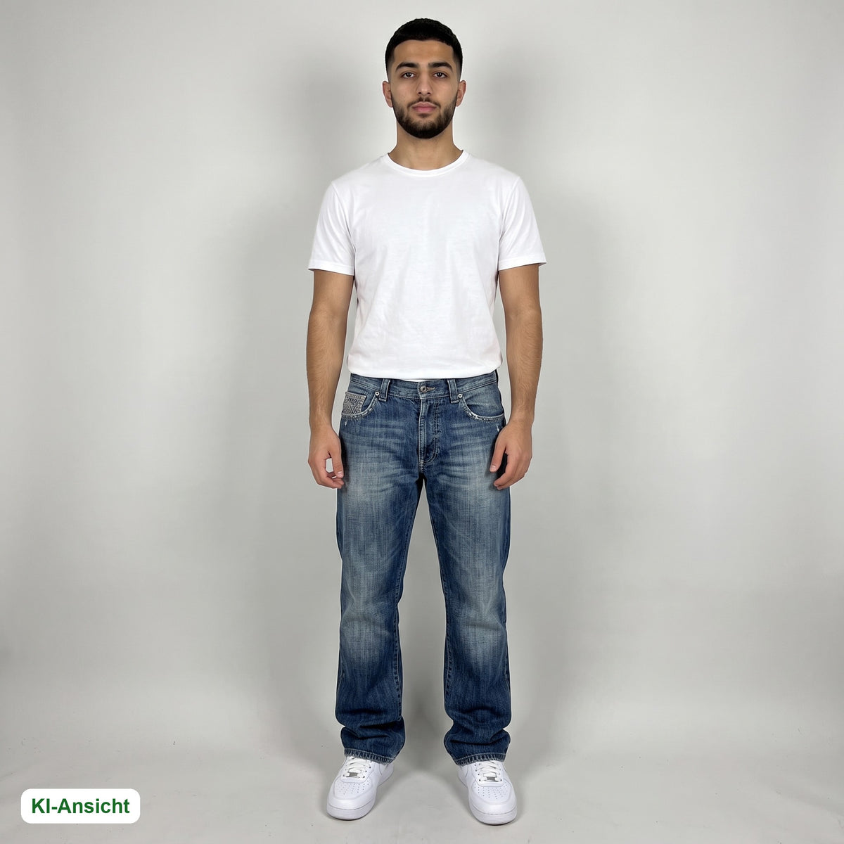 KI-Ansicht: Vintage D&G Jeans (W32 L31) getragen (KI-Visualisierung, Zustand siehe echte Fotos)
