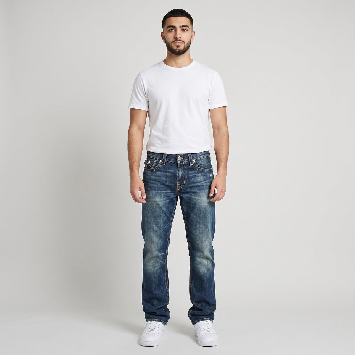 KI-Ansicht: Vintage True Religion Jeans (W31 L34) getragen (KI-Visualisierung, Zustand siehe echte Fotos)