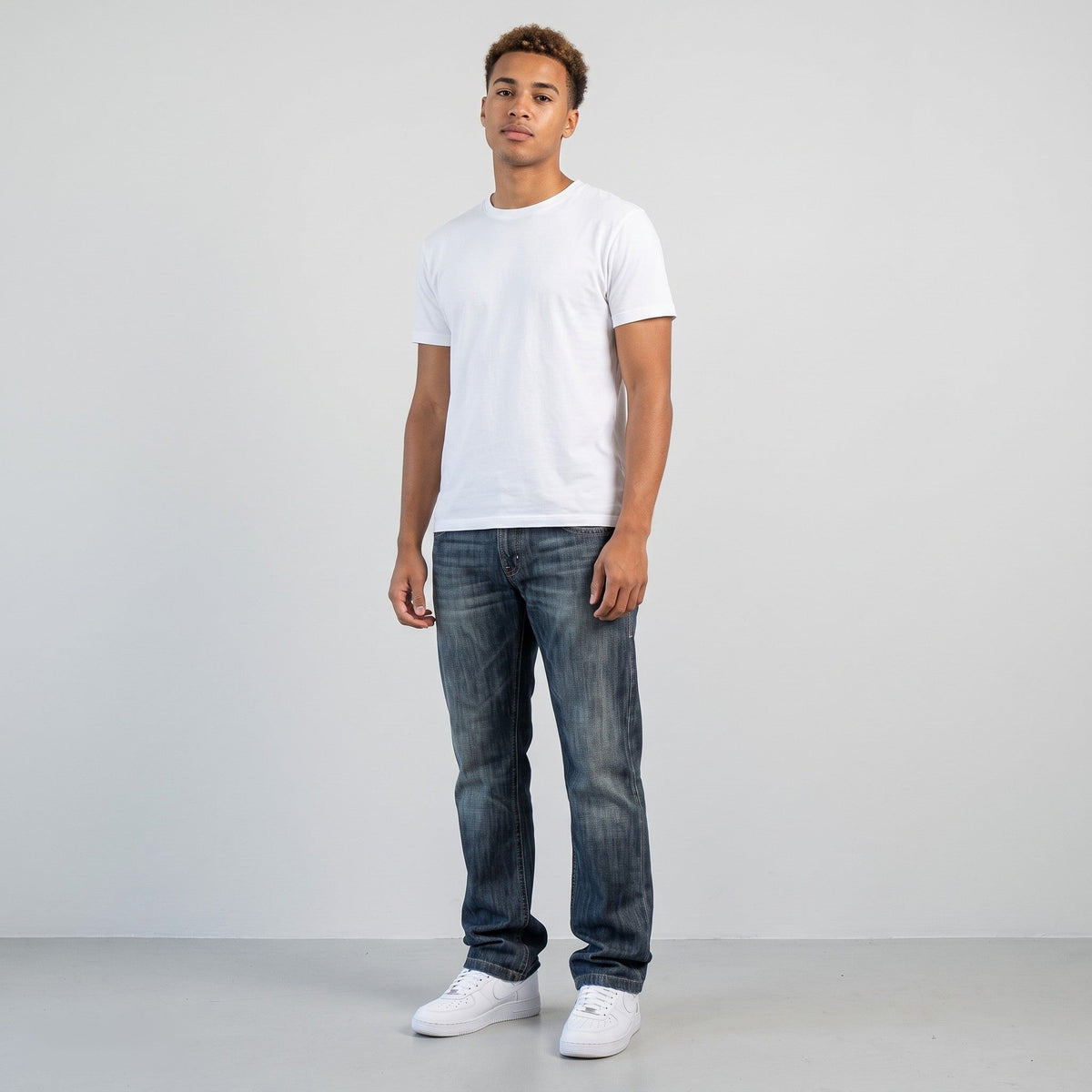 KI-Ansicht: Vintage Burberry Jeans (W32 L34) getragen (KI-Visualisierung, Zustand siehe echte Fotos)