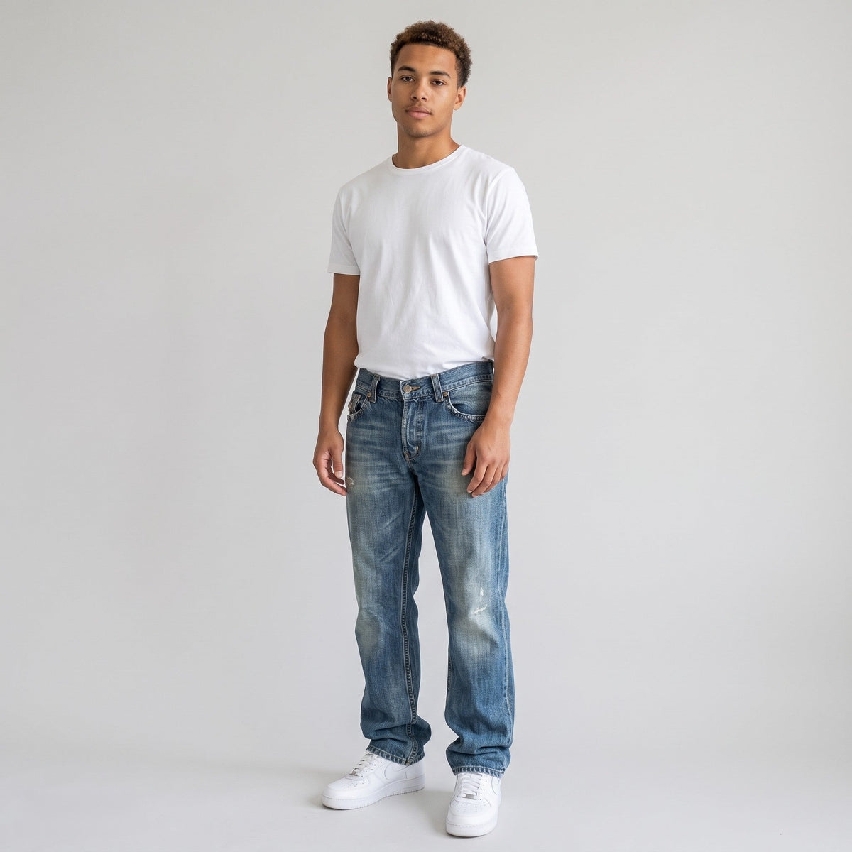 KI-Ansicht: Vintage D&G Jeans (W26 L30) getragen (KI-Visualisierung, Zustand siehe echte Fotos)