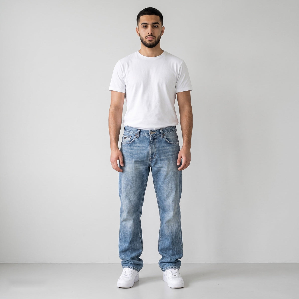 KI-Ansicht: Vintage Armani Jeans (W32 L33) getragen (KI-Visualisierung, Zustand siehe echte Fotos)