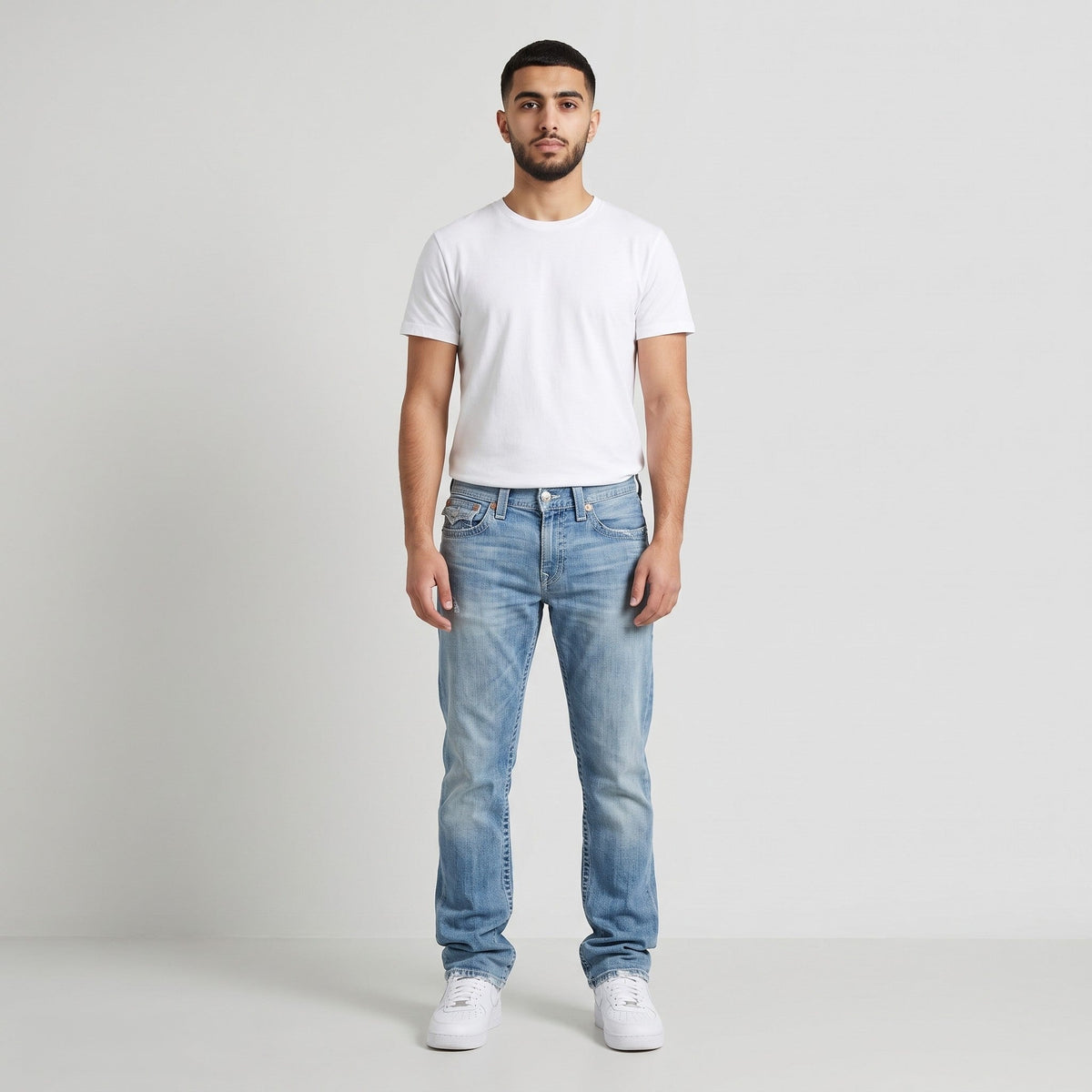 KI-Ansicht: Vintage True Religion Jeans (W33 L33) getragen (KI-Visualisierung, Zustand siehe echte Fotos)