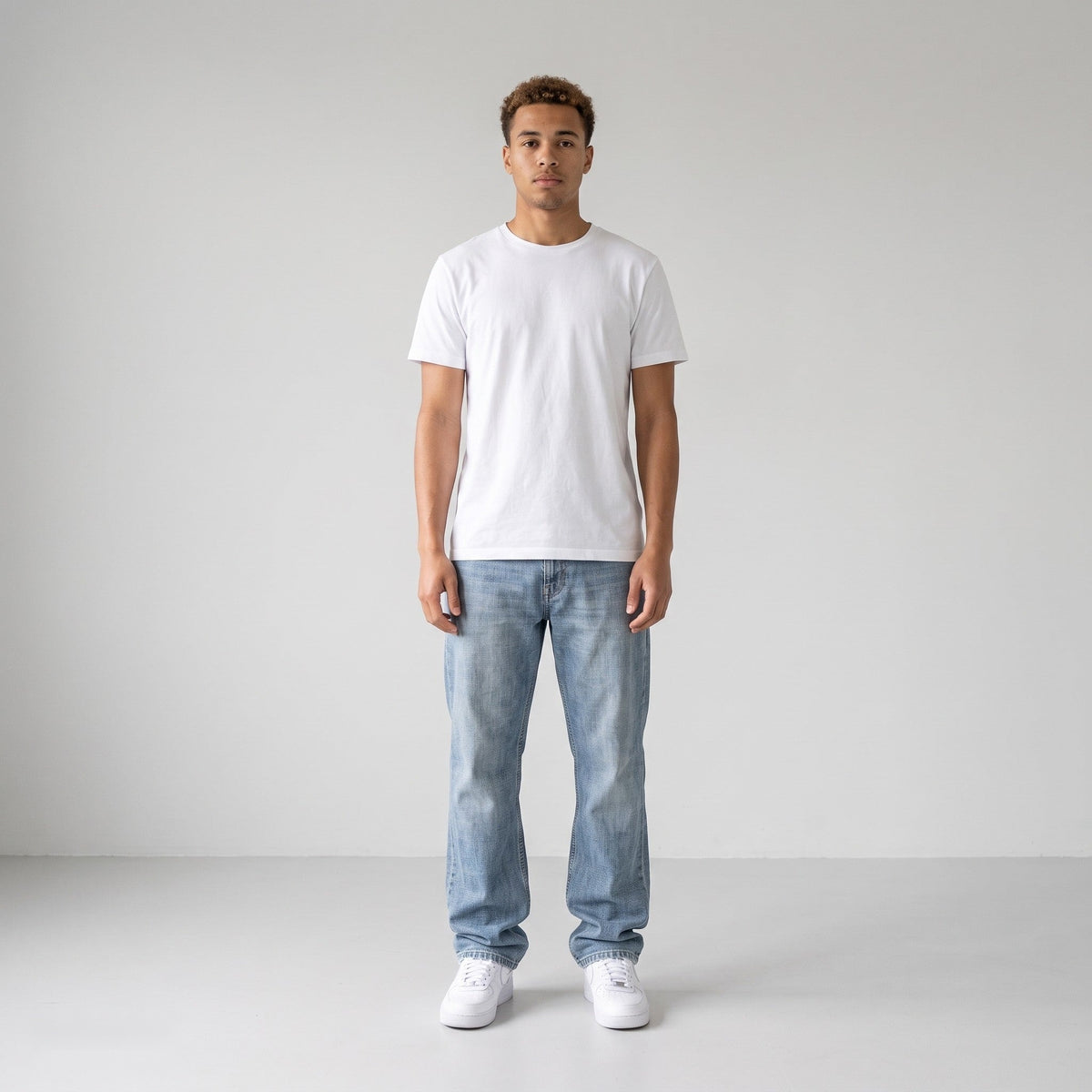 KI-Ansicht: Vintage Lacoste Jeans (W33 L29) getragen (KI-Visualisierung, Zustand siehe echte Fotos)