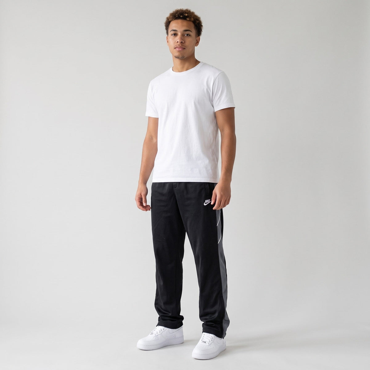 KI-Ansicht: Vintage Nike Trackpants (S) getragen (KI-Visualisierung, Zustand siehe echte Fotos)