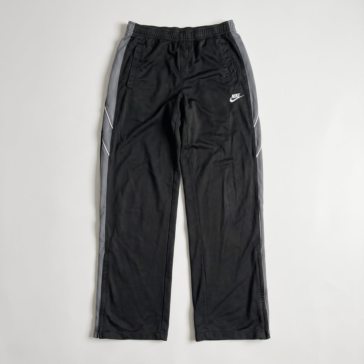 KI-Cover: Vintage Nike Trackpants (S), aus unseren Fotos geglättet (Zustand siehe echte Fotos)