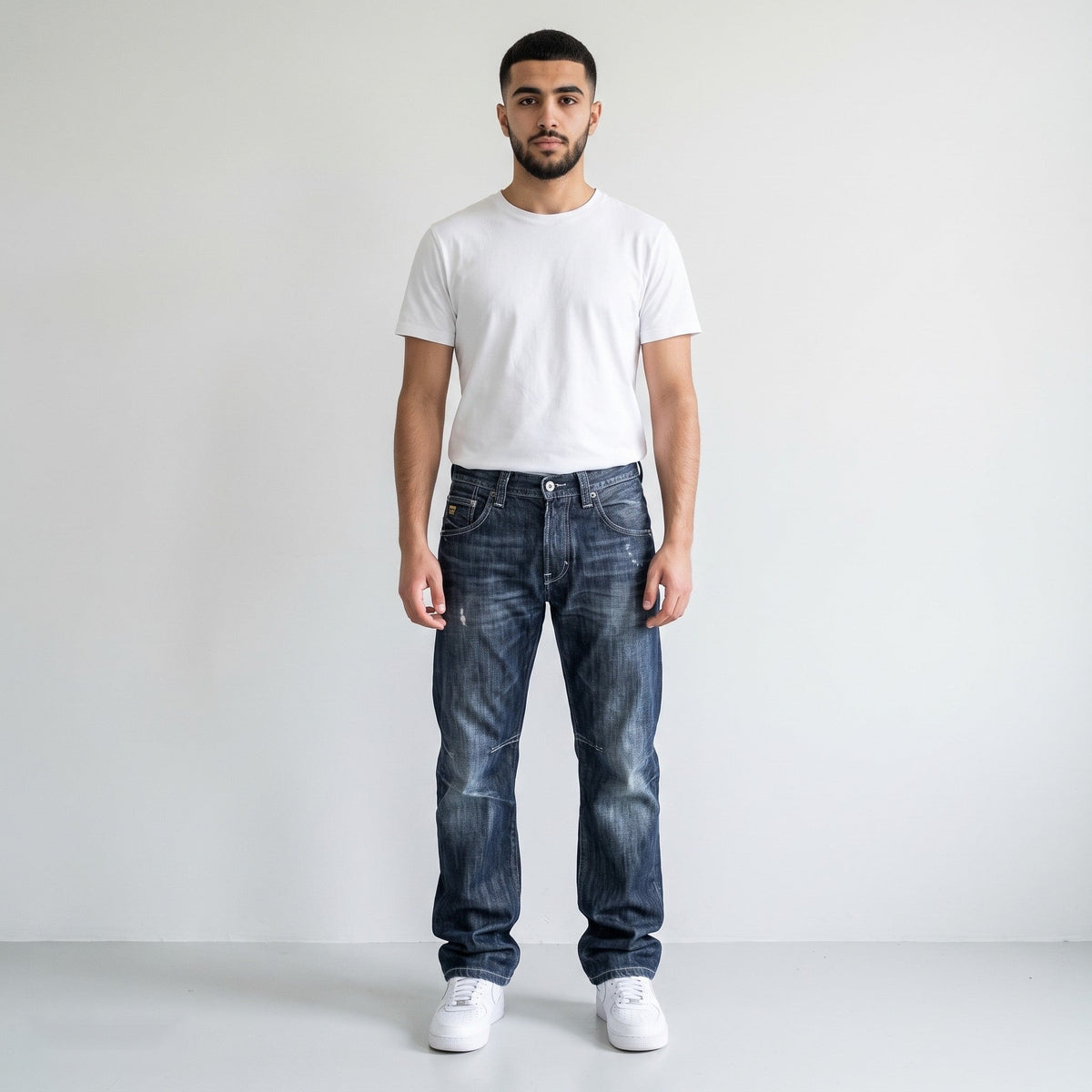 KI-Ansicht: Vintage G-Star Jeans (W26 L28) getragen (KI-Visualisierung, Zustand siehe echte Fotos)