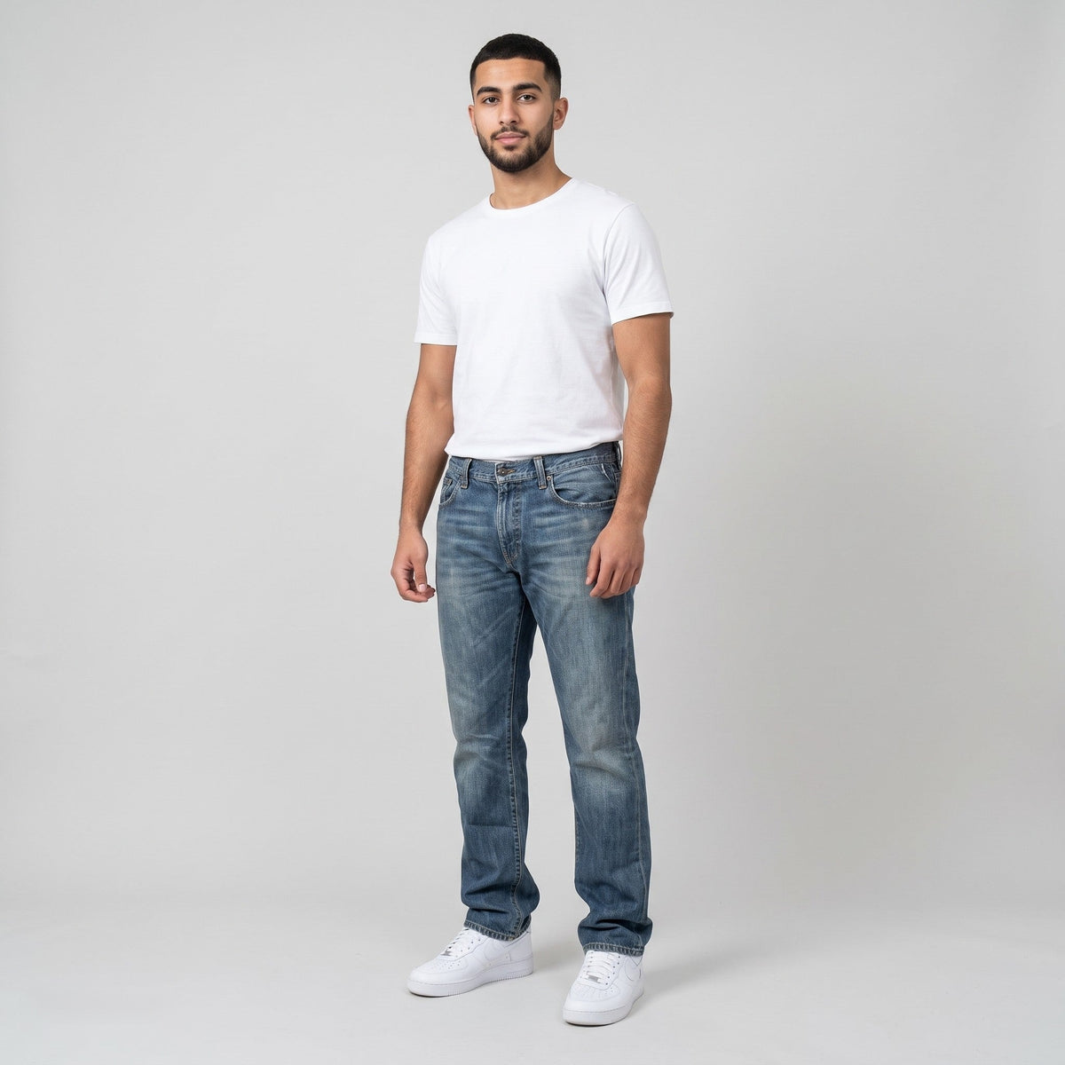 KI-Ansicht: Vintage Armani Jeans (W39 L34) getragen (KI-Visualisierung, Zustand siehe echte Fotos)