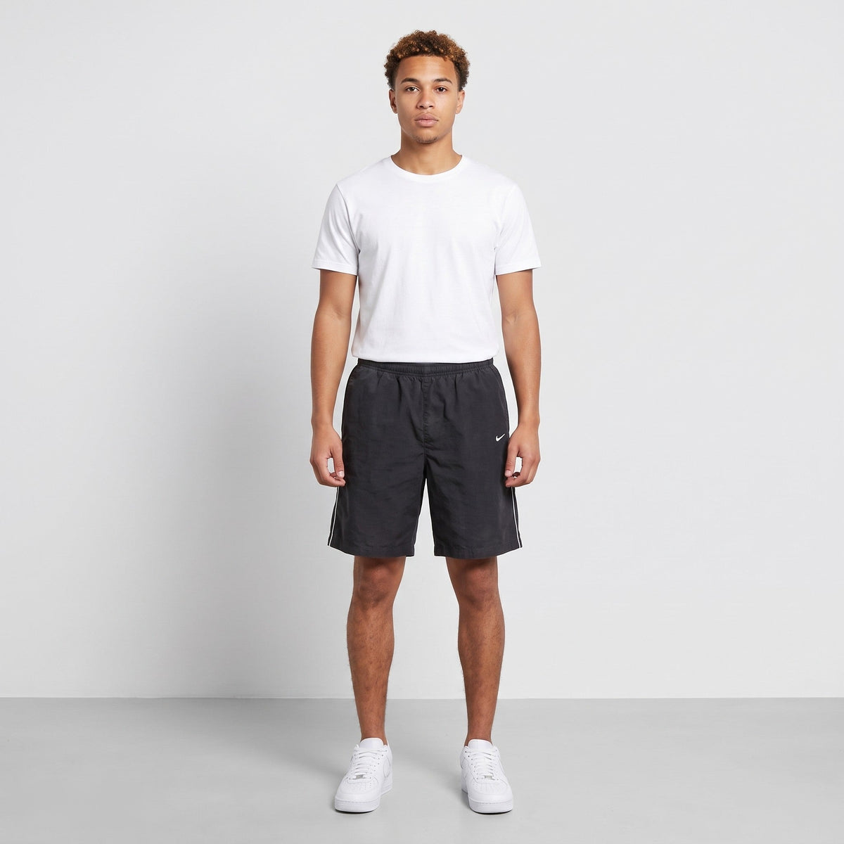 KI-Ansicht: Vintage Nike Shorts (XL) getragen (KI-Visualisierung, Zustand siehe echte Fotos)