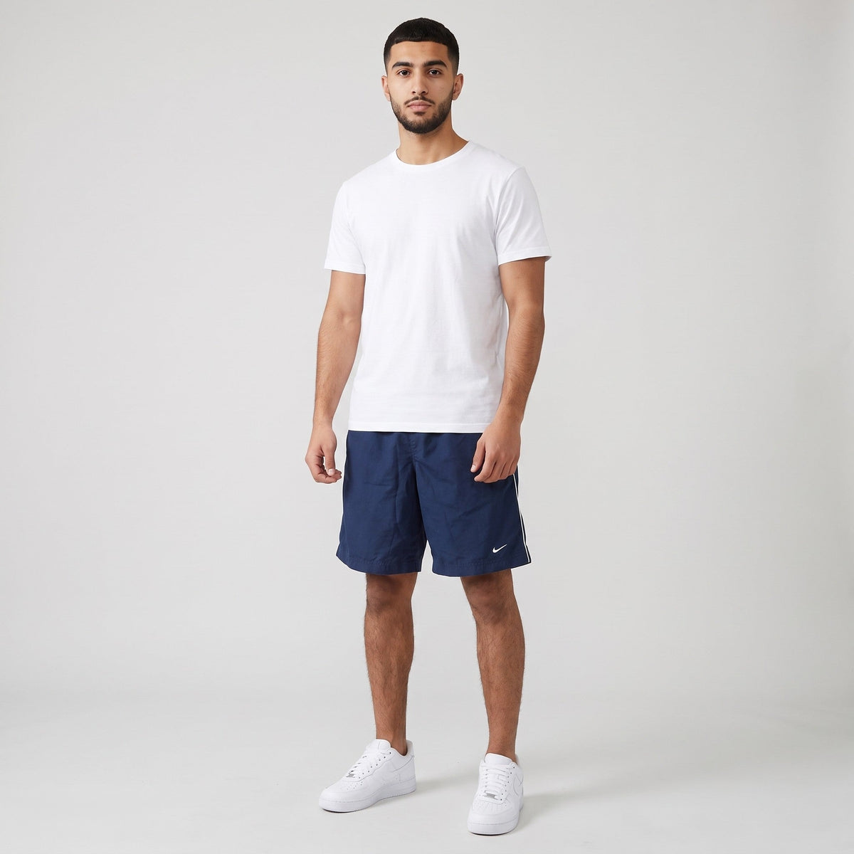 KI-Ansicht: Vintage Nike Shorts (XL) getragen (KI-Visualisierung, Zustand siehe echte Fotos)