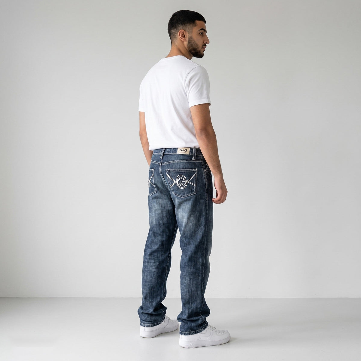 KI-Ansicht: Vintage D&G Jeans (W30 L32) getragen (KI-Visualisierung, Zustand siehe echte Fotos)