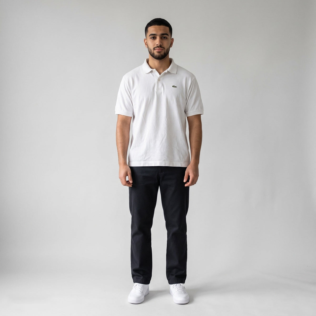 KI-Ansicht: Vintage Lacoste Poloshirt (M) getragen (KI-Visualisierung, Zustand siehe echte Fotos)