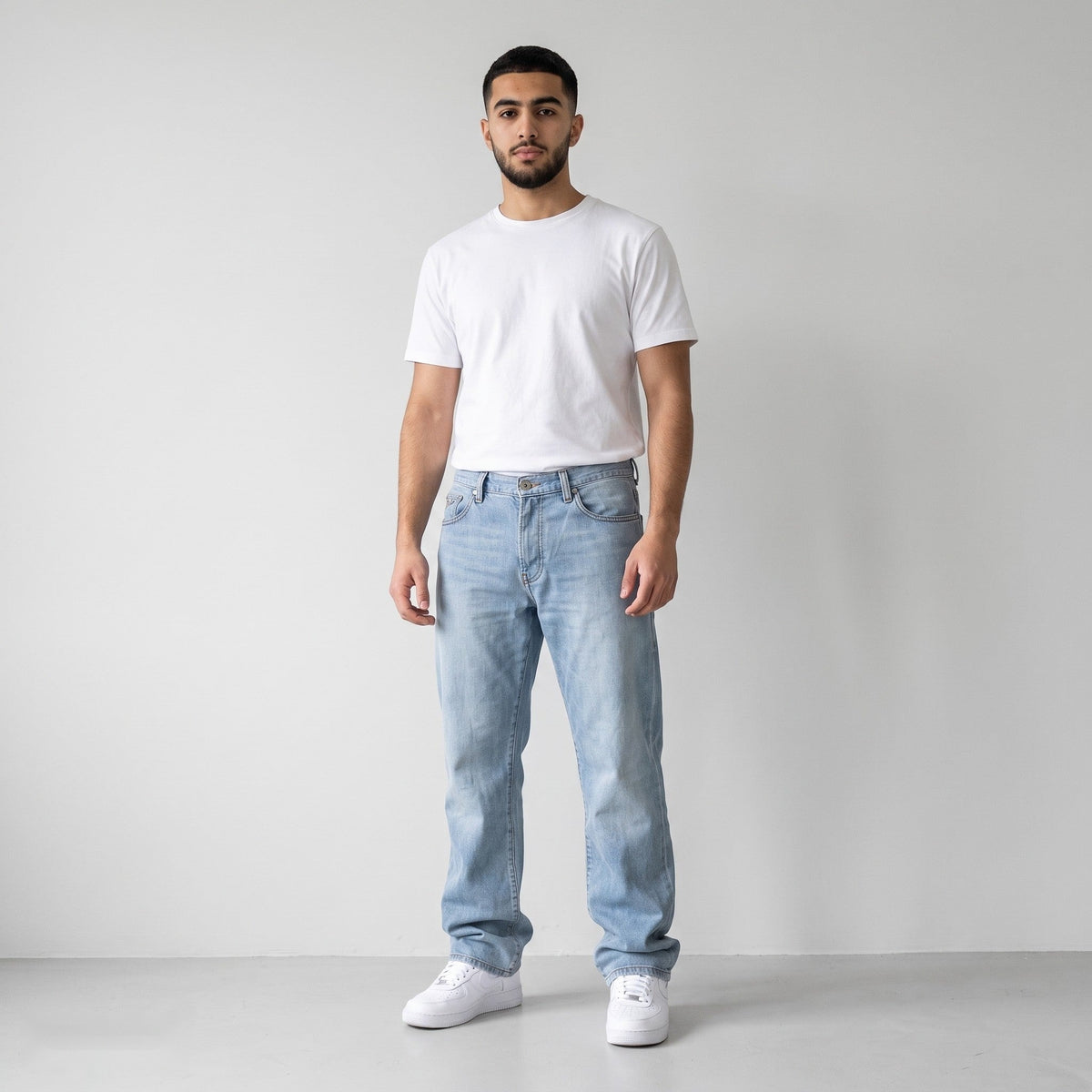 KI-Ansicht: Vintage Armani Jeans (W34 L29) getragen (KI-Visualisierung, Zustand siehe echte Fotos)