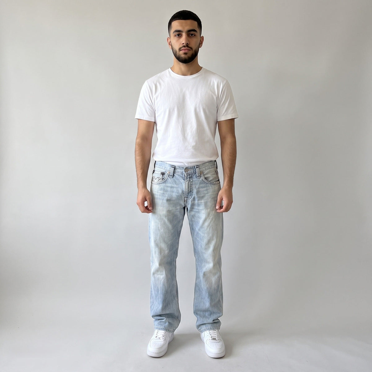 KI-Ansicht: Vintage Replay Jeans (W29 L34) getragen (KI-Visualisierung, Zustand siehe echte Fotos)