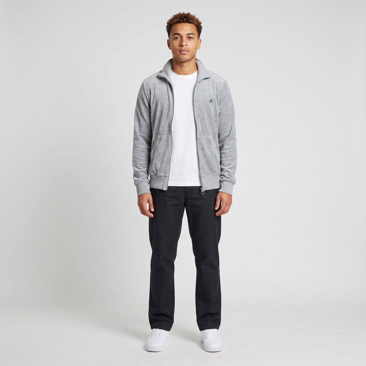 KI-Ansicht: Vintage Adidas Trackjacket (XS) getragen (KI-Visualisierung, Zustand siehe echte Fotos)