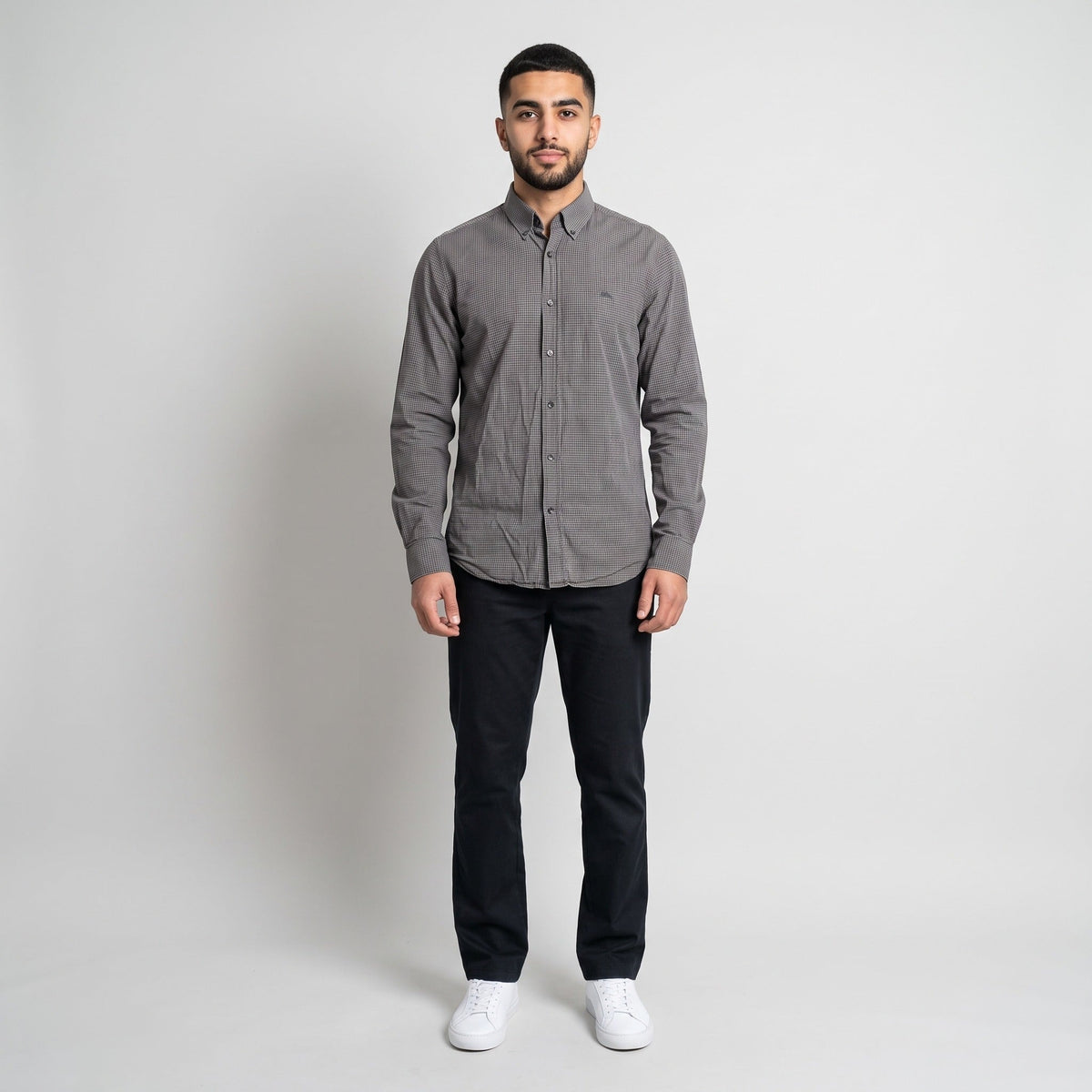 KI-Ansicht: Vintage Burberry Shirt (S) getragen (KI-Visualisierung, Zustand siehe echte Fotos)