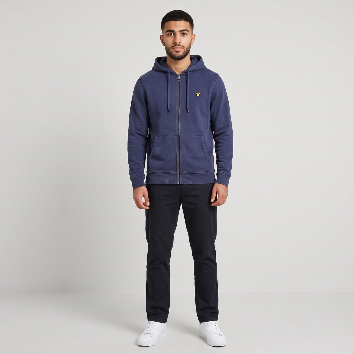 KI-Ansicht: Vintage Lyle & Scott Hoodie (M) getragen (KI-Visualisierung, Zustand siehe echte Fotos)