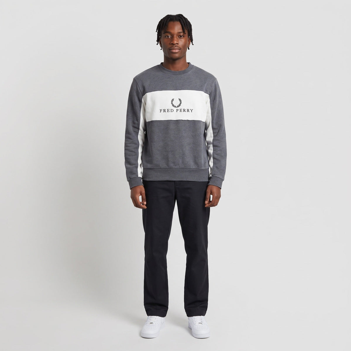 KI-Ansicht: Vintage Fred Perry Sweater (S) getragen (KI-Visualisierung, Zustand siehe echte Fotos)
