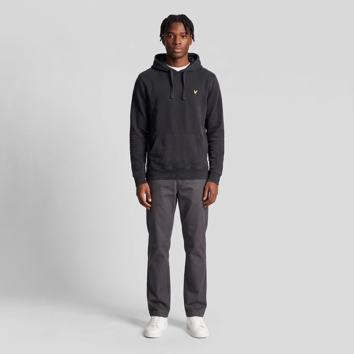 KI-Ansicht: Vintage Lyle & Scott Hoodie (S) getragen (KI-Visualisierung, Zustand siehe echte Fotos)