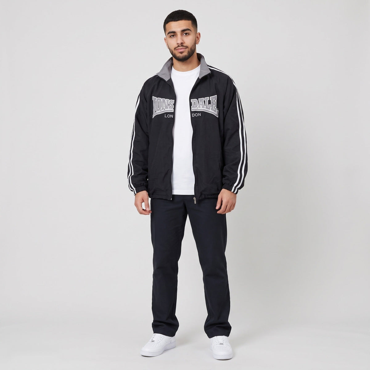 KI-Ansicht: Vintage Lonsdale Trackjacket (M) getragen (KI-Visualisierung, Zustand siehe echte Fotos)